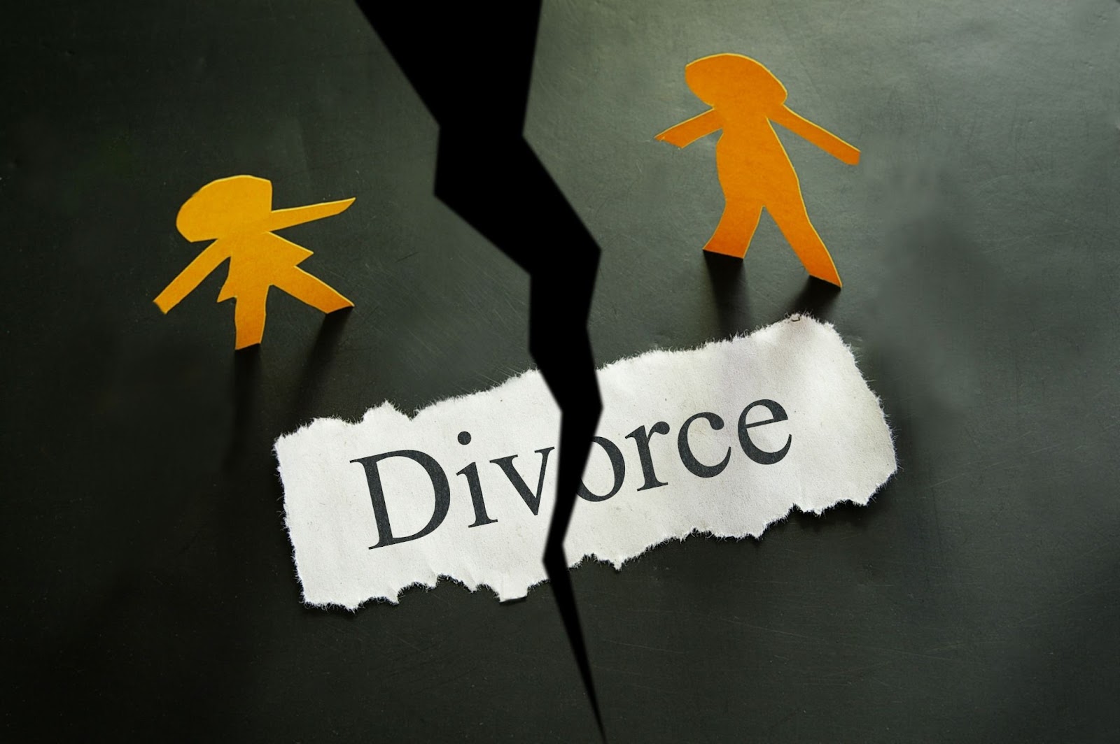 Image depicting a divorce consultation in Utah,highlighting the role of a divorce attorney in family law matters.